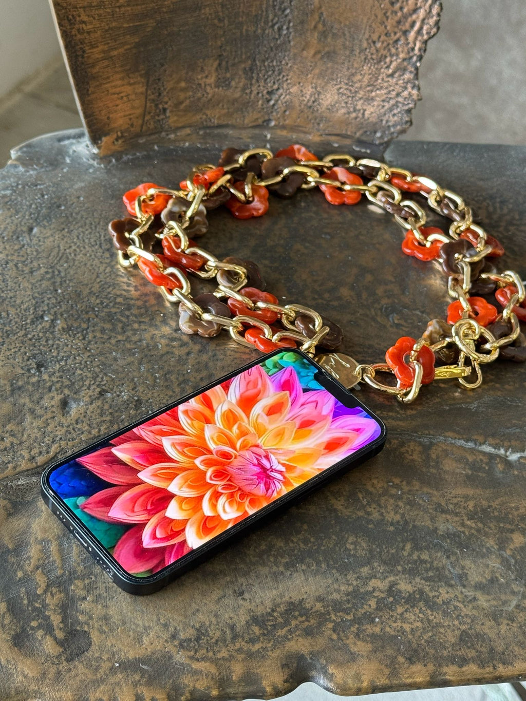 Portacellulare a tracolla catena con fiori arancioni e marroni