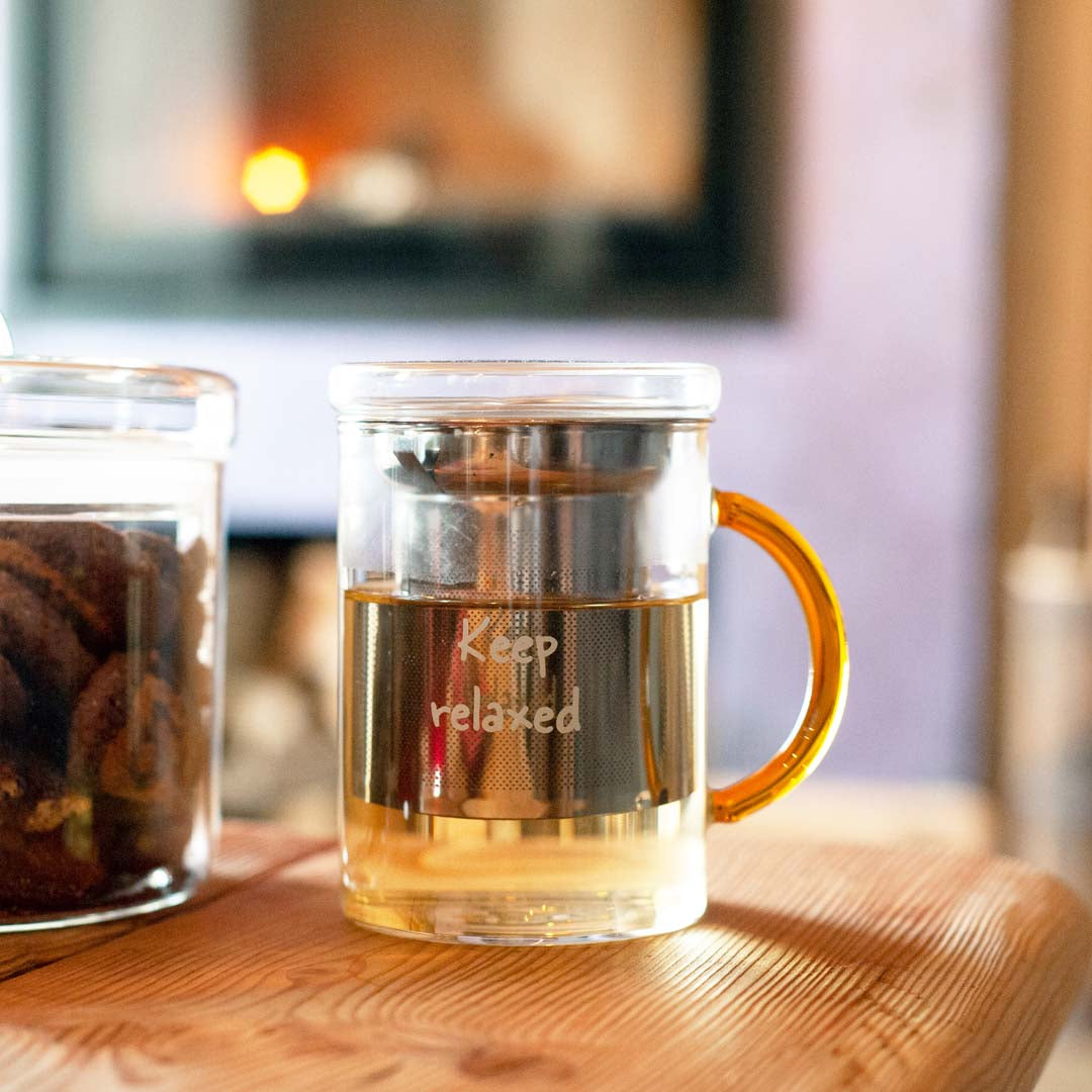 Tisaniera in vetro borosilicato con filtro in acciaio inox, manico colorato e scritta decorativa Keep relaxed Arancione