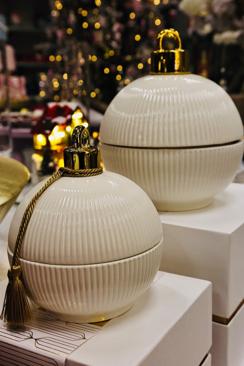 Sfera in ceramica lavorazione plissè con candela profumata colore bianco