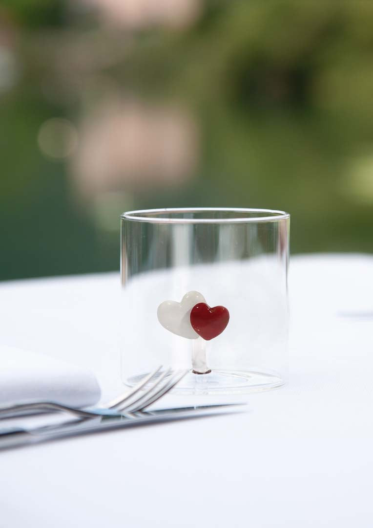 Bicchiere in vetro borosilicato con soggetto in vetro colorato all'interno fantasia cuori | WD Lifestyle
